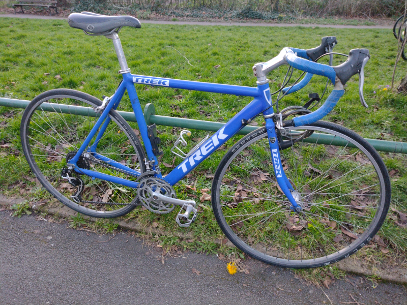 TREK Road Bike (SIZE medium ) Very good 